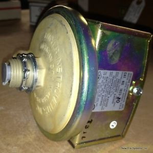 Dwyer Instruments 1800 Ser Low Diff PRESSURE SWITCH Part Number 1823-80-1 USED