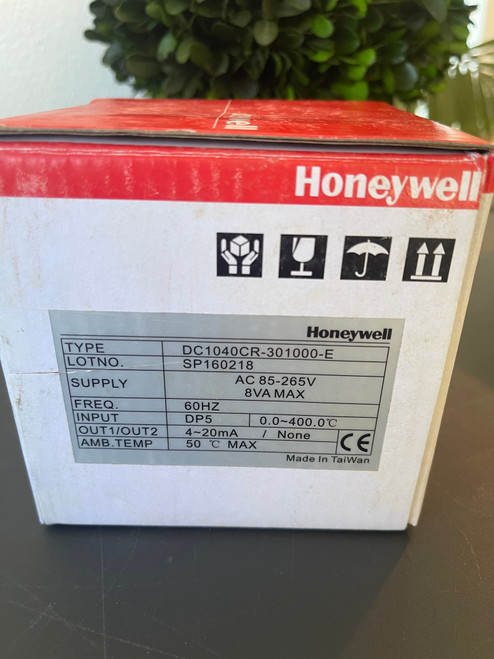 Honeywell Temperature Controller DC1040CR-301000-E
