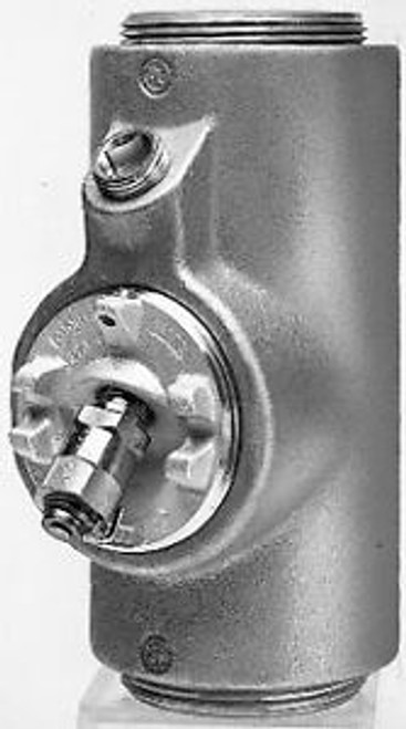 Cooper Crouse-Hinds CONDULET FEMALE HUB SEALING FITTING WITH DRAINS EYDX51 11/2