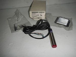 Telemecanique XU9-M18MB230 Photoelectric Sensor