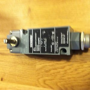 SIEMENS 3SEO3-SA6PC SWITCH WITH 3SE03-DR1 MOMENTARY HEAD NEW