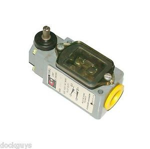 NEW CUTLER-HAMMER OIL TIGHT LIMIT SWITCH 10 AMP W/O LEVER MODEL 10316H207