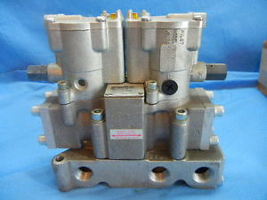 Parker A541543AHN5300A Valve w/ Double Solenoid Base K022092 Valve K1759035 (2)