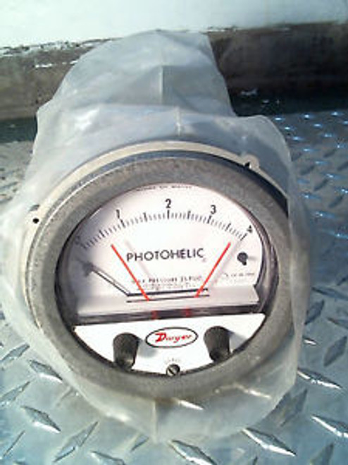 NEW DWYER 3004C PHOTOHELIC PRESSURE GAUGE GAGE SWITCH 0-4 INCHES OF WATER