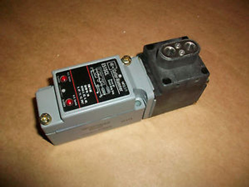 CUTLER HAMMER E51CLF1  Fiber Optic PHOTOELECTRIC SENSOR 120vac   New