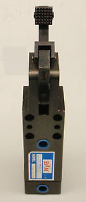 BTM 5316  1500 Series Pneumatic Power  Gripper 90 degree arm opening