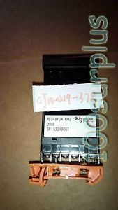 SCHNEIDER REG48PUN1RHU 48X48 UNIV 1 EMR 2 ALRM MODBUS Temperature Controller