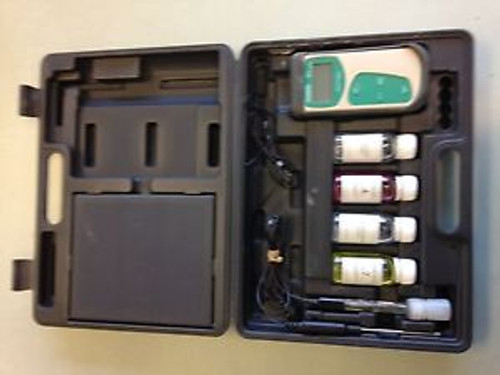 Oakton Acorn pH 6 Series Meter with Temp, pH probe, rubber boot and hard case