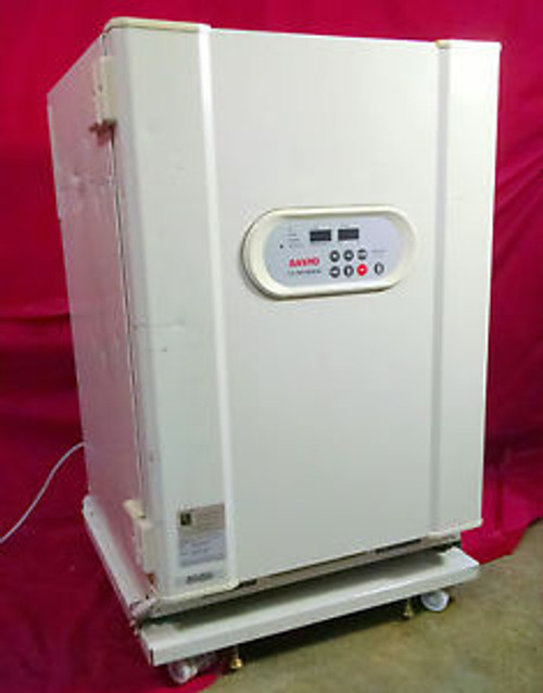 Sanyo MCO-18AIC IR Sensor Laboratory CO2 Incubator Oven w/Shelves