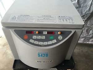 KUBOTA 5420 TABLE TOP CENTRIFUGE WITH SWINGING BUCKET ROTOR - AAR 3522