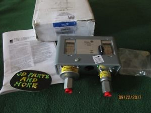 NEW JOHNSON  CONTROLS DUAL PRESSURE CONTROLS SPST P70MA-2C  AMMONIA COMPATIBLE