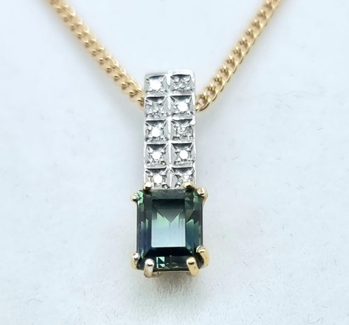 Stunning Australian Parti Sapphire, studded with diamonds !