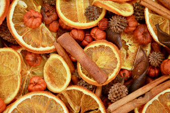 Orange Spice potpourri is fragranced with orange with a hint of cinnamon and nutmeg.