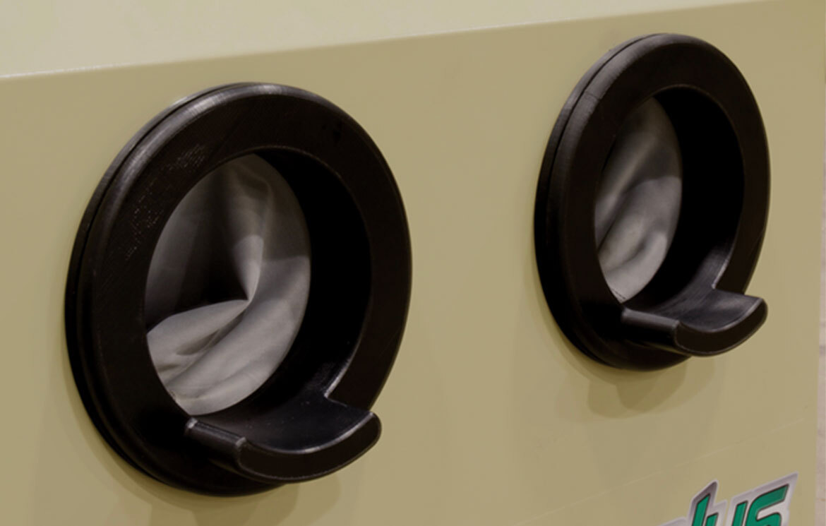 Glove ports with armrests