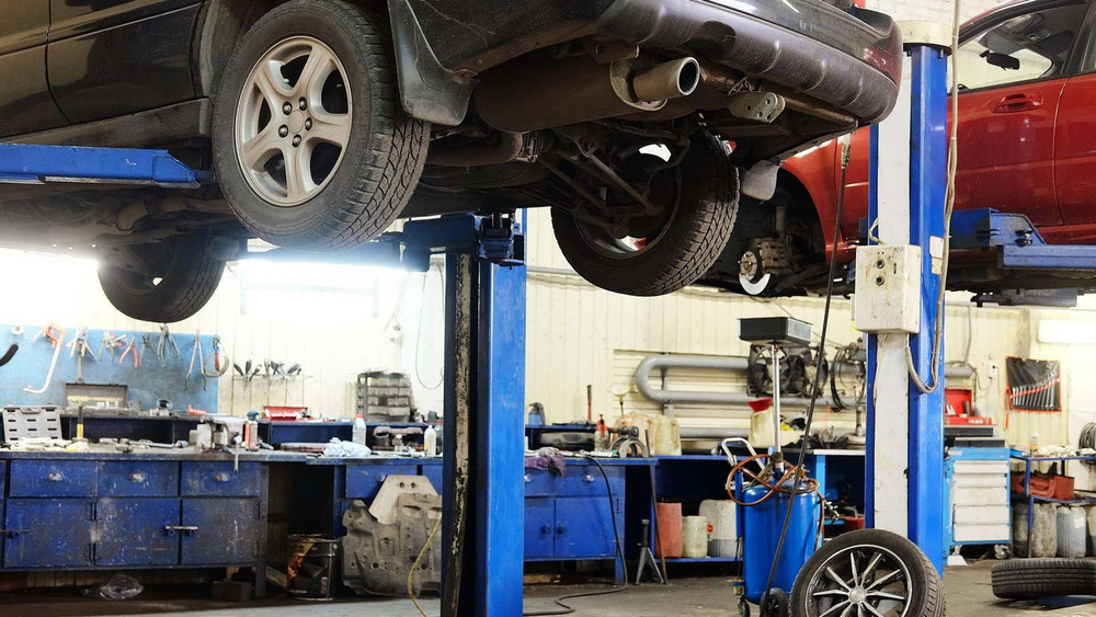 5 Benefits of Using a 4-Post Car Lift in a Small Garage