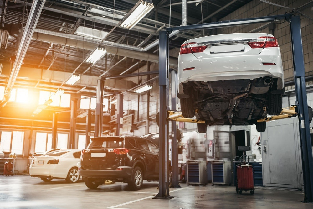 4 vs 2 Post Car Lifts: 4 Important Buying Considerations