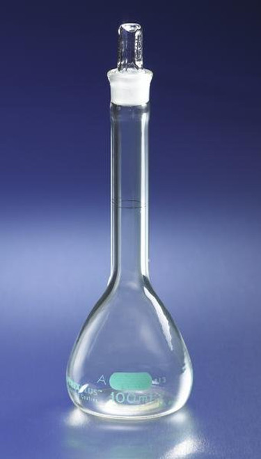 Corning 65640-100 PYREXPLUS® 100mL Coated Class A Volumetric Flask with Glass Standard Taper Stopper