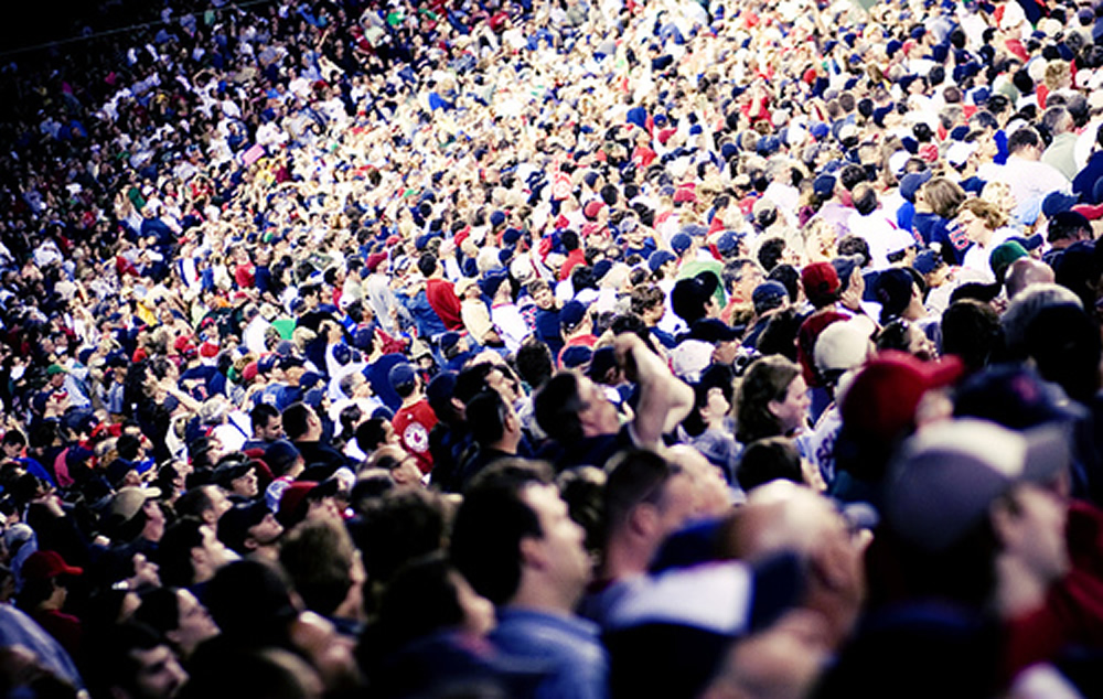 Человек толпы. Стеснилась толпа. Толпа людей со спины. Crowd surge. Человек толпы.