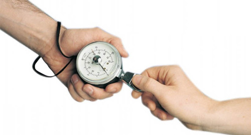 Maximum strength indicator remains after each reading until reset Maximum strength indicator remains after each reading until reset