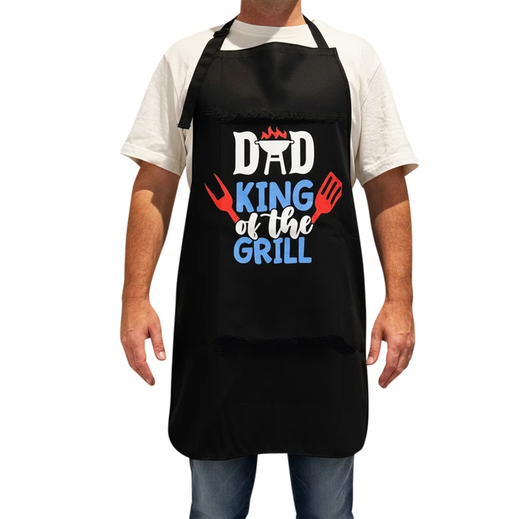 FD2669 BBQ Apron
$4.80 plus GST
Sizzle in style with our BBQ Apron!  It’s the perfect accessory when you’re behind the grill.  Pairs perfectly with our BBQ Mitt.  Product size 60 x 81cm.   New design.
Product Info: A black BBQ apron with red, blue and white logo that says “Dad King of the Grill”.  Has an adjustable neck strap.  Available in black only.
