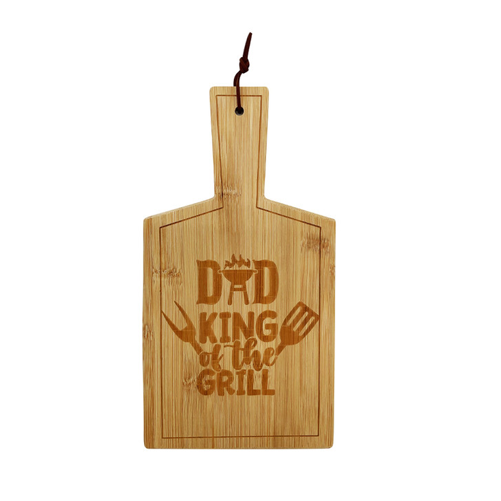 FD2685 King of the Grill Board
$3.20 plus GST
Our King of the Grill BBQ Board is the perfect accessory to showcase Dads BBQ and culinary skills!  Great for food prep or nibbles.  Product measures 15 x 28 x 0.8cm.  New design.
Product Info: a rectangle wooden chopping board with handle that has a burnt etched logo that says “Dad King of the Grill”.