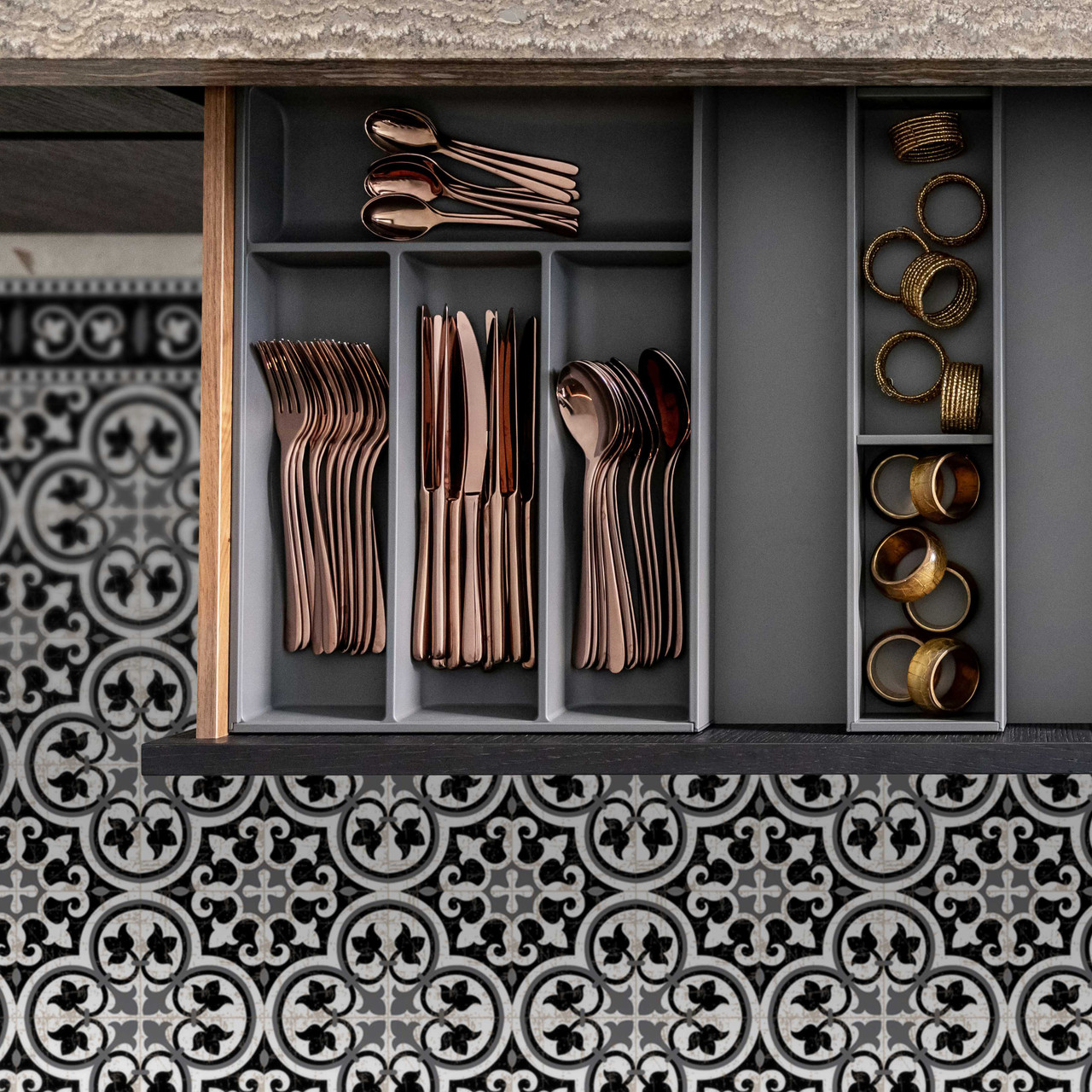 Pinta Black vinyl floor mat rug