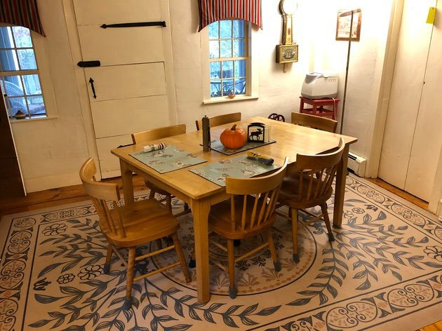 Pura Vida customer use of Villa Deste vinyl floor cloth