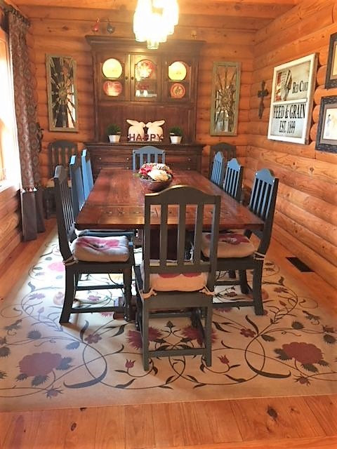 Pura Vida customer use of Abigail vinyl floor cloth used in a dining room