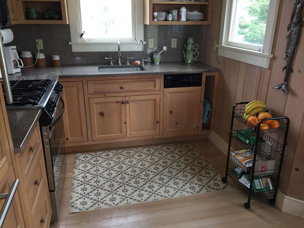 Williamsburg Naturalist Clayton - vinyl floor cloth Pura Vida customer use of Clayton 38x56 in a kitchen