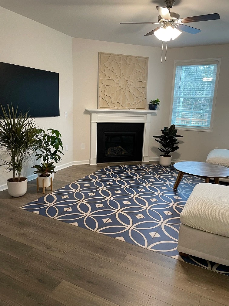 Pura Vida customer use of pattern 70 dress blues vinyl flor cloth in a living room