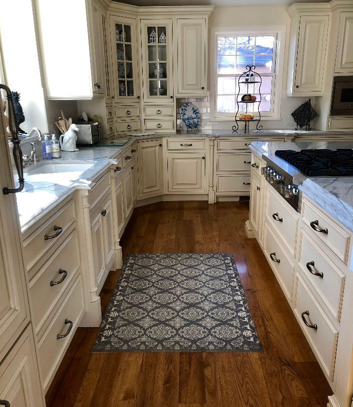 Pura Vida customer use of The Grey Monk vinyl floor cloth in a kitchen 