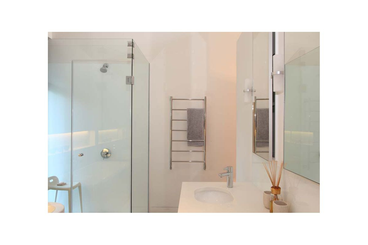 Jeeves F Straight Polished Heated Towel Rack - Thumbnail 3