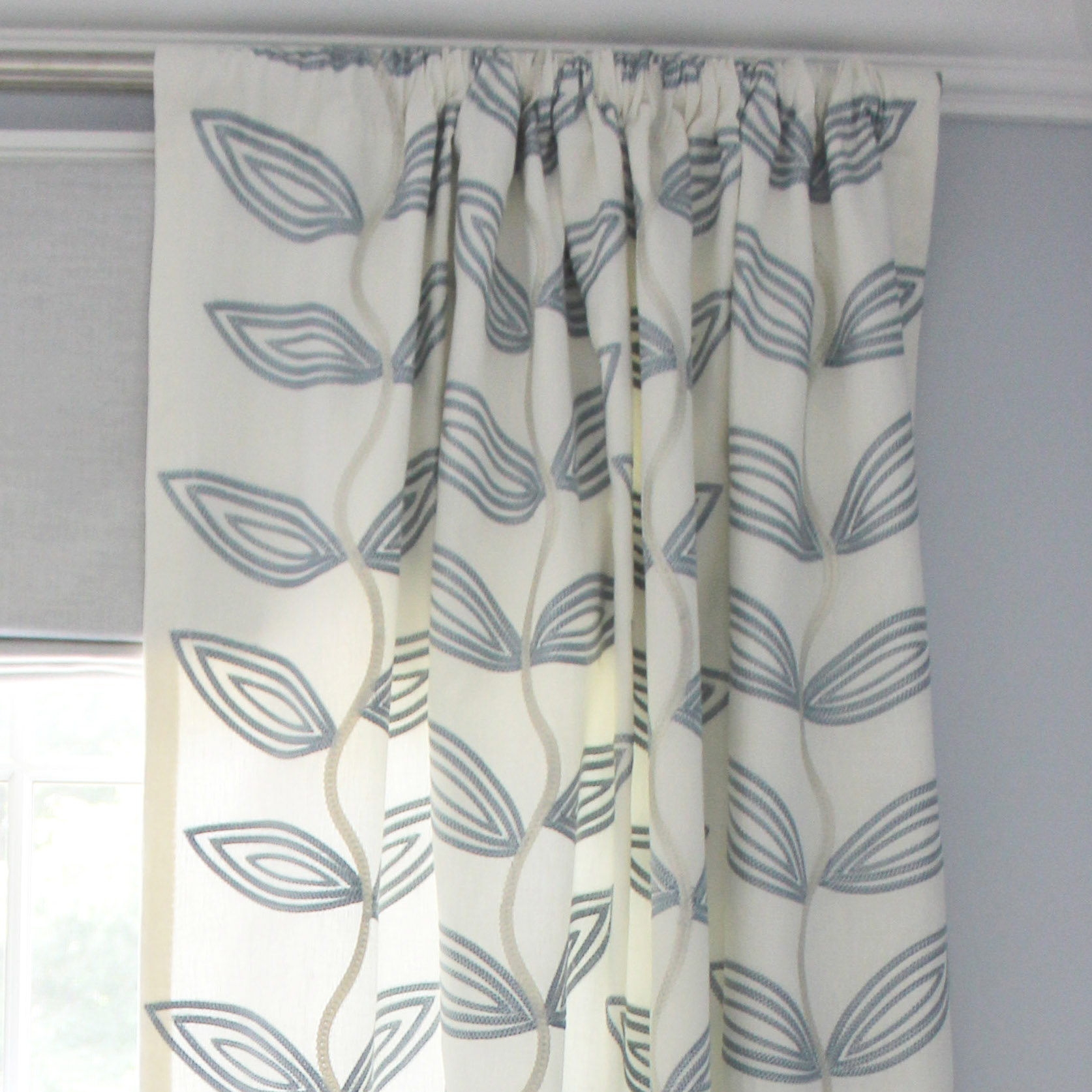 9-manuel-canovas-fiesta-4711-01-ceil-drapes-with-roman-shades-holly-hunt-great-outdoors-clear-the-air-slate-231-04-lynn-chalki.jpg 9-manuel-canovas-fiesta-4711-01-ceil-drapes-with-roman-shades-holly-hunt-great-outdoors-clear-the-air-slate-231-04-lynn-chalki.jpg