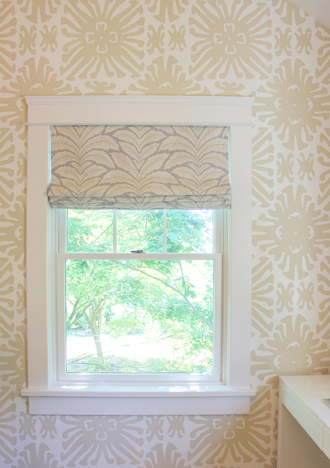 brunschwig-fils-talavera-linen-in-birch-roman-shades-with-quadrille-sigourney-wallpaper-lynn-chalk-no-logo.jpg