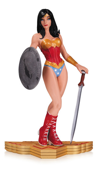 Wonder Woman: The Art of War Statue by Yanick Paquette Clayburn Moore