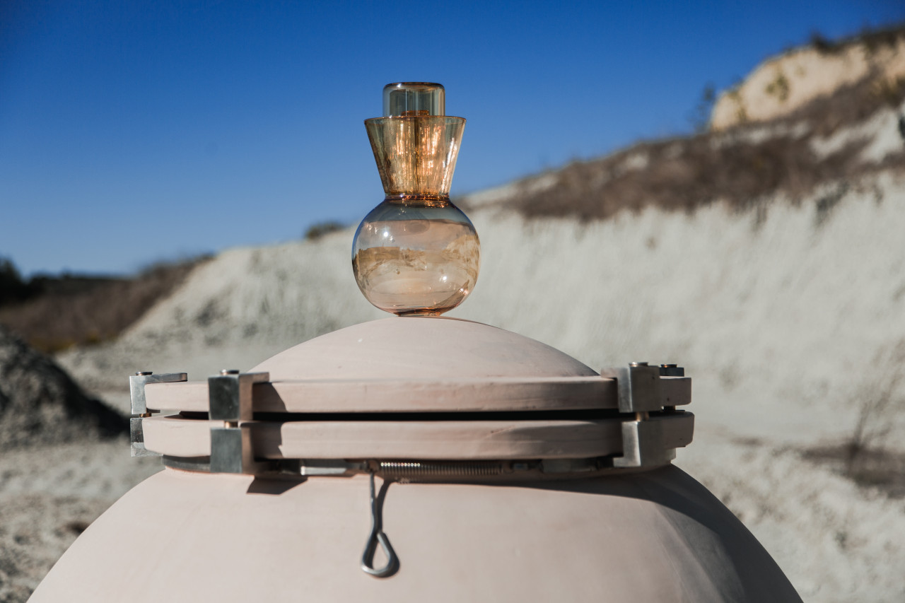 Amber bubbler on amphorae lid