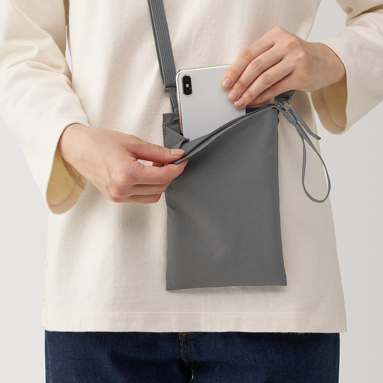 Water Repellent Cross Body Mini Pouch. | MUJI