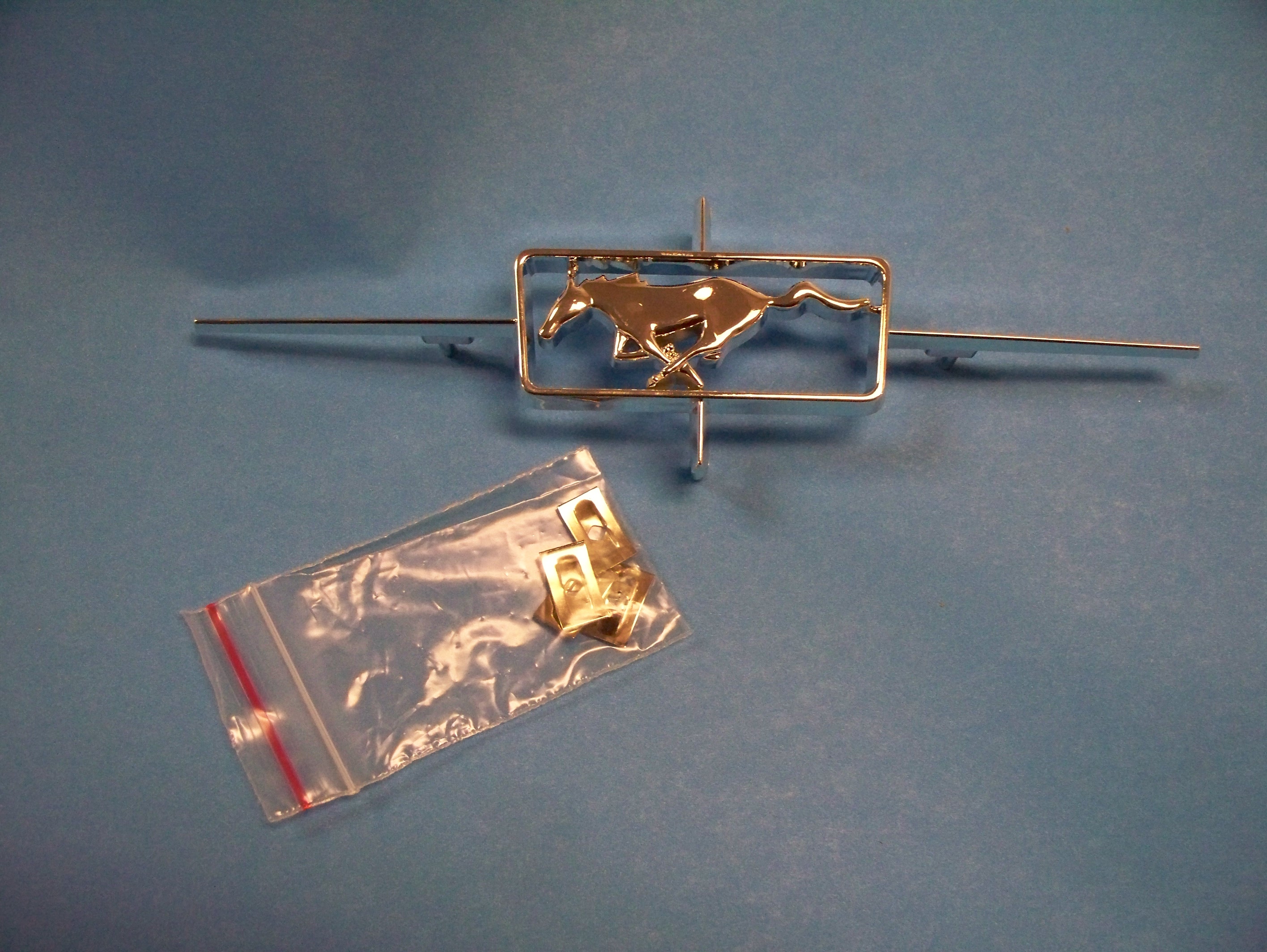 grille-mustang-with-clips.jpg grille-mustang-with-clips.jpg