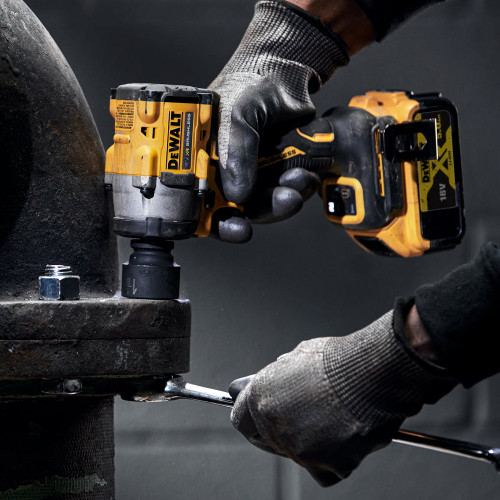 Dewalt DCF922P2T 18V XR Brushless 1/2" Impact Wrench With 2 x 5.0Ah Batteries Dewalt DCF922P2T 18V XR Brushless 1/2" Impact Wrench With 2 x 5.0Ah Batteries