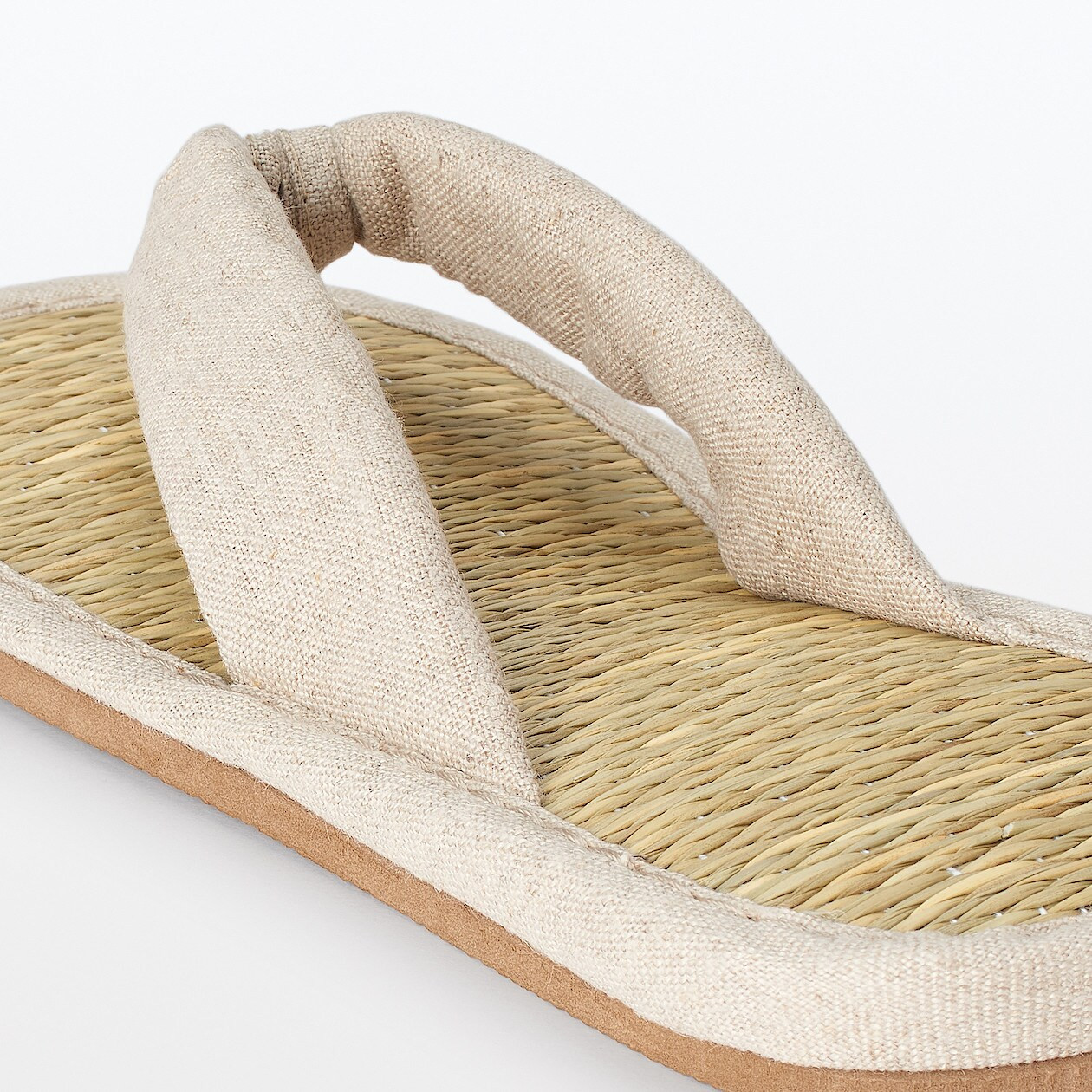Chanclas de igusa y lino para estar por casa MUJI