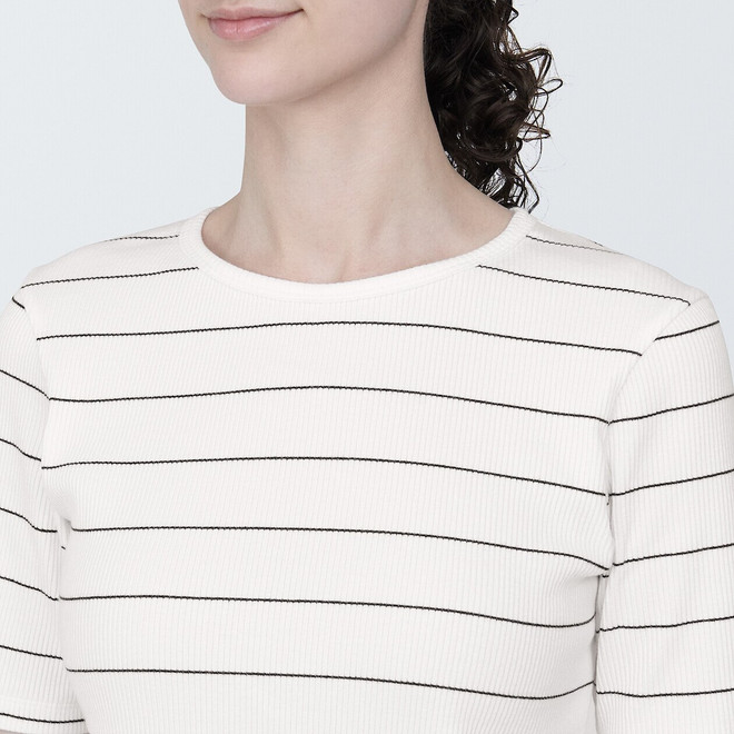Camiseta elástica de manga corta y cuello ancho de canalé para mujer