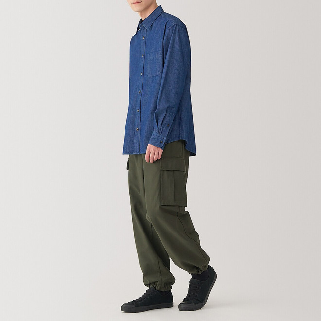 Pantalon cargo de algodon de ajuste facil.