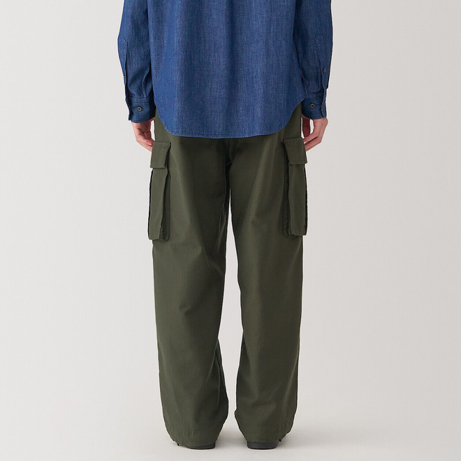 Pantalon cargo de algodon de ajuste facil.