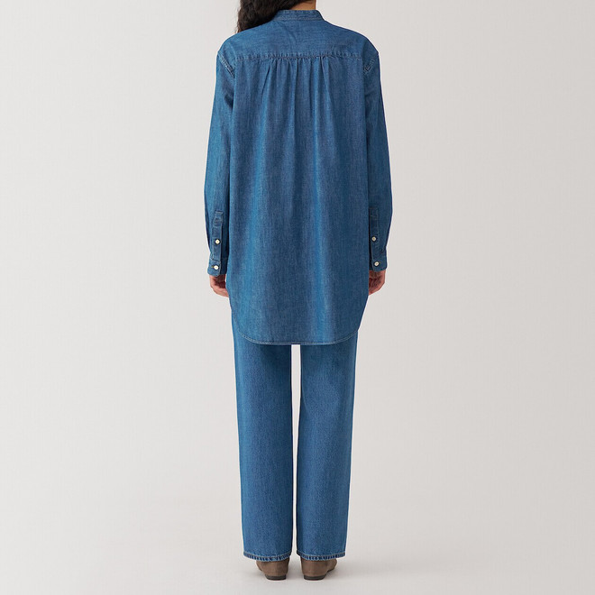 Camisa de Mujer en Denim Lavado con Cuello Alto y Mangas Largas