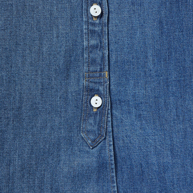 Camisa de Mujer en Denim Lavado con Cuello Alto y Mangas Largas