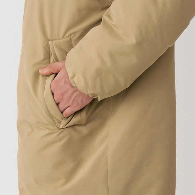 Abrigo largo de plumas  con cuello alto para hombre.
