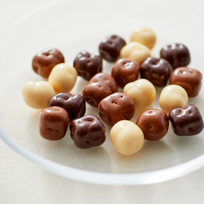 Mezcla de coco cubierto de chocolate con leche, negro y blanco