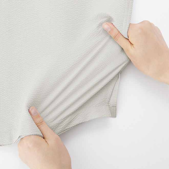 Camisa elástica de seersucker y cuello cubano para hombre