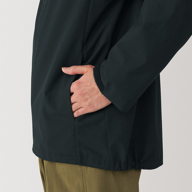 Chaqueta con capucha impermeable para hombre.