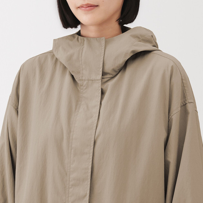 Abrigo largo con capucha de nailon impermeable para mujer